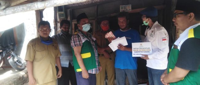 Baznas Kabupaten Subang memberikan bantuan bagi warga Kecamatan Sukasari dan Cikaum, Senin 15/6/2020 (dok. KM)