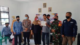 Kades Katulisan, Cikeusal, Serang, beserta Kapolsek dan Danramil Cikeusal saat membagikan BLT kepada warga terdampak covid-19, Rabu 17/6/2020 (dok. KM)