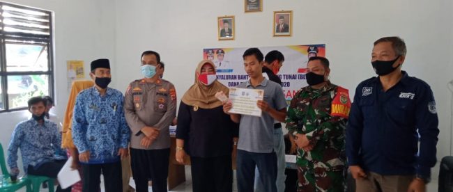 Kades Katulisan, Cikeusal, Serang, beserta Kapolsek dan Danramil Cikeusal saat membagikan BLT kepada warga terdampak covid-19, Rabu 17/6/2020 (dok. KM)