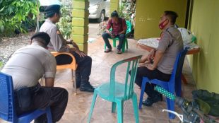 Kapolsek Kota Manna Iptu M.Rifai saat memberikan imbauan kepada masyarakat RT 05 Kel. Ibul Kec. Kota Manna, Bengkulu Selatan, Rabu 17 Juni 2020 (dok. KM)