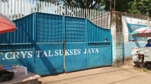 PT. Crystal Sukses Jaya di Jalan Raya Kemang-Parung, Kabupaten Bogor, masih beroperasi meski disegel Pemkab Bogor (dok. KM)