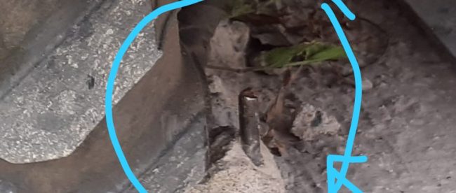 Besi coran gorong-gorong yang tidak tertanam di depan gedung KPU Provinsi Jambi (dok. KM)