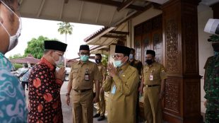 Gubernur Bengkulu saaKapolres Lampung Utara memberikan bantuan kepada purnawirawan Polri di wilayahnya (dok. Humas Pemprov Bengkulu/KM)