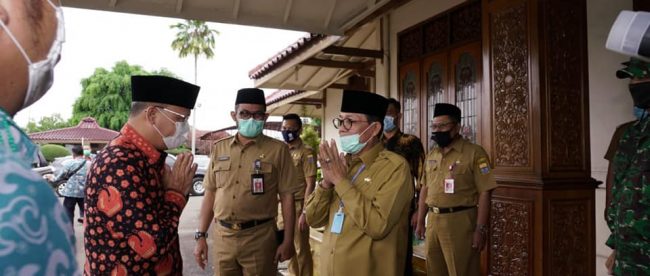 Gubernur Bengkulu saaKapolres Lampung Utara memberikan bantuan kepada purnawirawan Polri di wilayahnya (dok. Humas Pemprov Bengkulu/KM)
