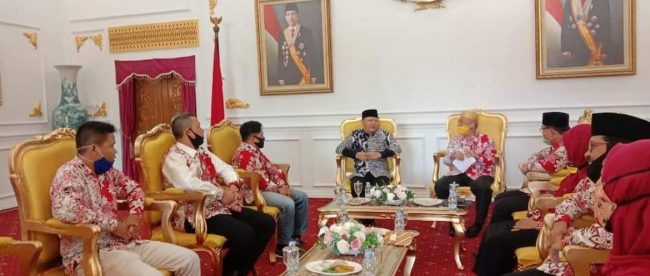 Gubernur Bengkulu Rohidin Mersyah saat menerima kunjungan pengurus FKPT di Balai Raya Semarak Bengkulu pada Jumat 26/6/2020 (dok. Humas Pemprov Bengkulu)