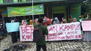 Mahasiswa STIHMA Kisaran-Asahan gelar mimbar akademik didepan Kampus 26/6/2020 (dok. KM)