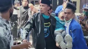 Unjuk rasa di depan kantor Pemerintah Daerah Pamekasan berakhir bentrok, Kamis 25/6/2020 (dok. KM)