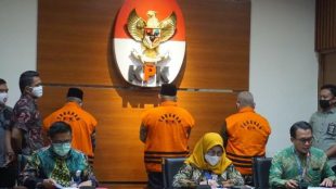 Tiga mantan anggota DPRD Jambi tersangka kasus dugaan suap pengesahan APBD 2017-2018, Selasa Sore (30/06/2020). (Dok : Hari Setiawan Muhammad Yasin/KM)