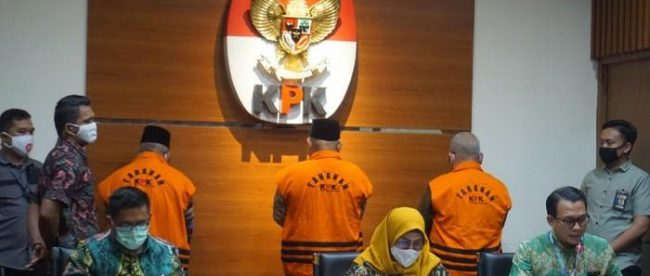 Tiga mantan anggota DPRD Jambi tersangka kasus dugaan suap pengesahan APBD 2017-2018, Selasa Sore (30/06/2020). (Dok : Hari Setiawan Muhammad Yasin/KM)