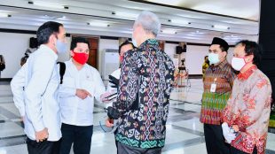 Presiden Joko Widodo beserta Menteri BUMN, para Menteri terkait serta Kepala BKPM meninjau Kawasan Industri Terpadu Batang dalam kunjungan kerjanya ke Jawa Tengah pada Selasa, 30 Juni 2020, (Dok. Humas Kementerian BUMN)