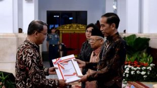 Gubernur Bengkulu, Rohidin Mersyah saat menyerahkan DIPA Pemprov Bengkulu 2020 kepada Presiden dan Wapres yang didampingi Menkeu Sri Mulyani Indrawati beberapa waktu lalu