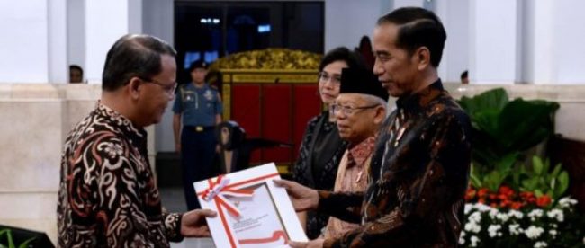 Gubernur Bengkulu, Rohidin Mersyah saat menyerahkan DIPA Pemprov Bengkulu 2020 kepada Presiden dan Wapres yang didampingi Menkeu Sri Mulyani Indrawati beberapa waktu lalu