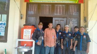 Rombongan aktivis dan jurnalis saat berkunjung ke kantor Desa Teluk Paman Timur, Kampar Kiri, Riau (dok. KM)