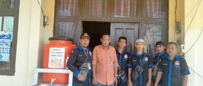 Rombongan aktivis dan jurnalis saat berkunjung ke kantor Desa Teluk Paman Timur, Kampar Kiri, Riau (dok. KM)
