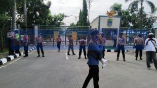 Aksi demonstrasi di Kejari Kabupaten Bekasi, Jumat 3/7/2020 (dok. KM)