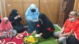 Potong tumpeng peresmian katering Al Amanah di Cipayung, Jakarta Timur, Jumat 3/7/2020 (dok. KM)