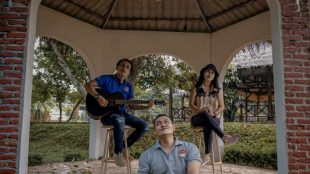 Aiptu Sarwo Edi bersama grup musiknya saat syuting video klip untuk lagu "Harapan Pendosa" (dok. KM)