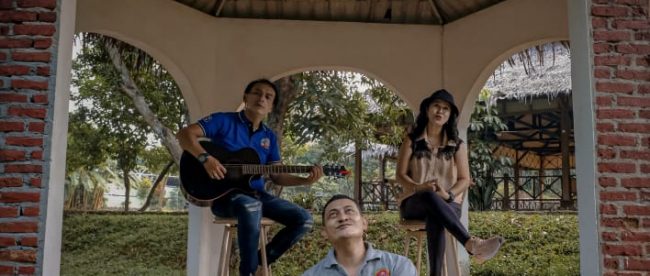 Aiptu Sarwo Edi bersama grup musiknya saat syuting video klip untuk lagu 
