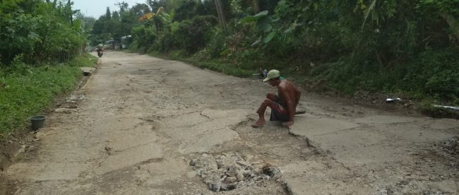 Kondisi jalan Pamarayan Gabus yang rusak parah (dok. KM)