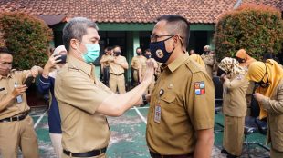 Wakil Wali Kota Bogor Dedie Rachim saat penyematan pin integritas (dok. KM)