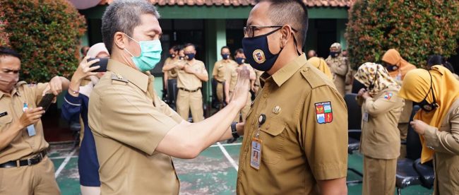 Wakil Wali Kota Bogor Dedie Rachim saat penyematan pin integritas (dok. KM)