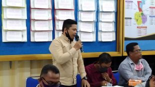 Ridho Damanik (berdiri) beserta rekan-rekan Advokat lainnya saat menghadiri acara mediasi oleh Polres Tanjungbalai Terkait gugatan terhadap Limbah PT. HALINDO (dok. KM)