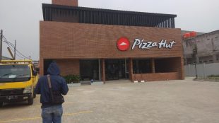 Gedung restoran Pizza Hut di Jalan Sultan Hasanuddin, Desa Tambun, Kecamatan Tambun Selatan (dok. KM)