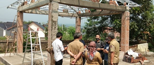 Sidak Anggota DPRD Kota Bogor Dodi Hikmawan terhadap pembangunan ruang serbaguna warga di Kelurahan Pasirmulya, Kecamatan Bogor Barat, Kota Bogor, Selasa 14/7/2020 (dok. KM)
