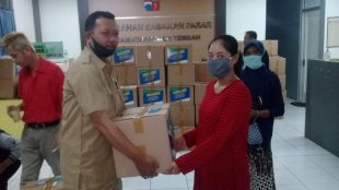 Warga penerima bansos dari Pemprov Jawa Barat di Kelurahan Babakan Pasar, Kota Bogor, Selasa 14/7/2020 (dok. KM)
