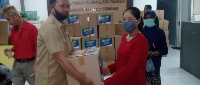 Warga penerima bansos dari Pemprov Jawa Barat di Kelurahan Babakan Pasar, Kota Bogor, Selasa 14/7/2020 (dok. KM)