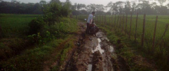 Kondisi jalan di Kp. Tarikolot, Desa Damping, Pamarayan, Serang (dok. KM)