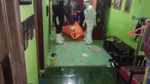Warga yang ditemukan tergeletak tak bernyawa di kamar mandinya di Perumahan Griya Blok A Jl. Aster 2 RT 04 /RW 07 Desa Kabasiran Kecamatan Parung Panjang, Kabupaten Bogor, Jumat 17/7/2020 (dok. Hari Setiwan Muhammad Yasin)