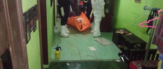 Warga yang ditemukan tergeletak tak bernyawa di kamar mandinya di Perumahan Griya Blok A Jl. Aster 2 RT 04 /RW 07 Desa Kabasiran Kecamatan Parung Panjang, Kabupaten Bogor, Jumat 17/7/2020 (dok. Hari Setiwan Muhammad Yasin)