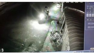 Aktivitas pencuri yang tertangkap camera CCTV di rumah Khairul Anhar Harahap, Jl. Diponegoro, Kisaran (dok. KM)