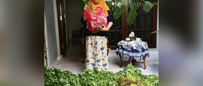 Siti Khadijah saat menunjukkan sayuran yang diterima dari pedagang Pasar Cisalak (dok. KM)