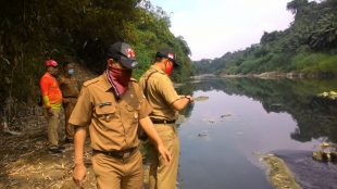 Pengambilan sampel air Kali Bekasi oleh Tim Dinas Lingkungan Hidup Kota Bekasi, Senin 20/7/2020 (dok. KM)