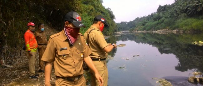 Pengambilan sampel air Kali Bekasi oleh Tim Dinas Lingkungan Hidup Kota Bekasi, Senin 20/7/2020 (dok. KM)