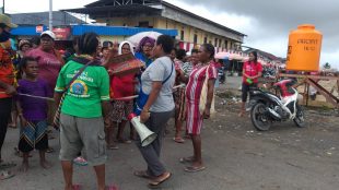 Pedagang pasar mama-mama Timika berunjuk rasa di depan kantor DPRD Mimika, Senin 20/7/2020 (dok. KM)