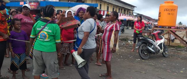 Pedagang pasar mama-mama Timika berunjuk rasa di depan kantor DPRD Mimika, Senin 20/7/2020 (dok. KM)