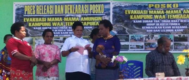 Masyarakat adat Kampung Waa melaksanakan doa bersama di Timika, Rabu 22/7/2020 (dok. Yugo/KM)
