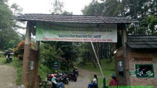 Pintu masuk area wisata Curug Ciputri, Desa Tapos, Tenjolaya (dok. KM)