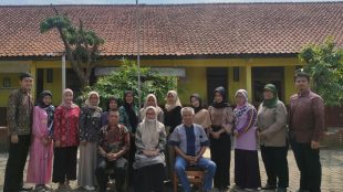 Kepala Sekolah SDN Setramanah, Engkos, Komite Sekolah, Mulyadi beserta guru-guru (dok. KM)
