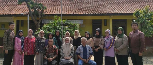 Kepala Sekolah SDN Setramanah, Engkos, Komite Sekolah, Mulyadi beserta guru-guru (dok. KM)