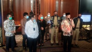 Menteri ATR/Kepala BPN Sofyan Djalil dan Gubernur Jawa Barat Ridwan Kamil beserta para Bupati dan Walikota kawasan Jabodetabek-Punjur saat konferensi pers, Senin 27/7/2020 (dok. KM)