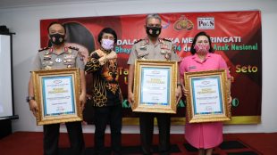 Kapolda Sumatera Utara Irjen Pol. Martuani Sormin bersama Ketua Bhayangkari Daerah Sumatera Utara Risma Martuani Sormin menerima penghargaan rekor Museum Rekor Indonesia (Muri) di Tangerang Selatan pada Senin 27/7/2020(Istimewa)
