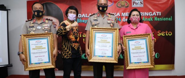 Kapolda Sumatera Utara Irjen Pol. Martuani Sormin bersama Ketua Bhayangkari Daerah Sumatera Utara Risma Martuani Sormin menerima penghargaan rekor Museum Rekor Indonesia (Muri) di Tangerang Selatan pada Senin 27/7/2020(Istimewa)