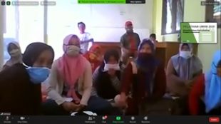 Pelatihan UMKM pemasaran produk olahan mangrove secara online bagi warga Desa Pantai Bahagia, Kecamatan Muara Gembong, Bekasi (dok. KM)