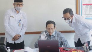 Menteri Pendidikan Dan Kebudayan (Mendikbud) RI didampingi Wali Kota Bogor saat memantau sekolah, Kamis 30/7/2020 (dok. KM)