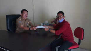 Kabid Mediatik Dinas Kominfotik Provinsi Bengkulu Jhon Iddris SH MM saat menerima Audensi dan Silahturahmi Kepala Perwakilan Kupas Merdeka Bengkulu selasa 11 Agustus 2020 di Ruang kerjanya.