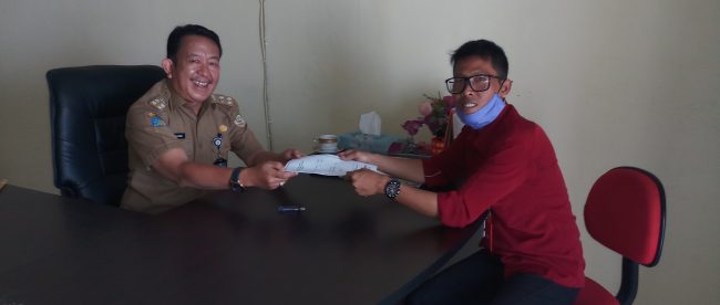Kabid Mediatik Dinas Kominfotik Provinsi Bengkulu Jhon Iddris SH MM saat menerima Audensi dan Silahturahmi Kepala Perwakilan Kupas Merdeka Bengkulu selasa 11 Agustus 2020 di Ruang kerjanya.